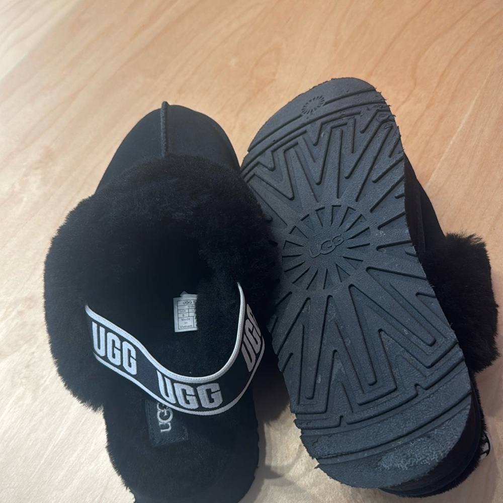 Ugg Women’s Funkette platform Sandler with elastic Ugg strap excellent condition